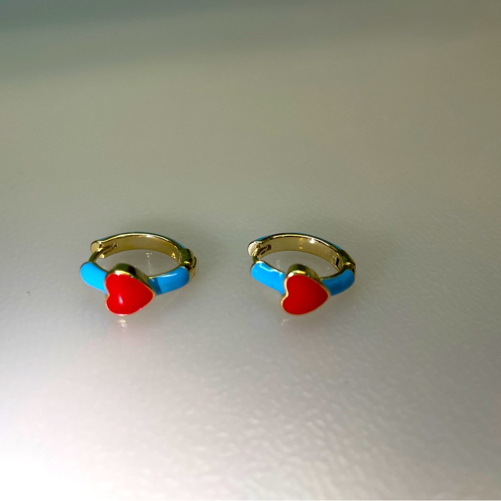 Red heard blue trim earrings
